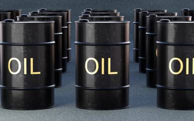 Oil recovers, gold inches higher