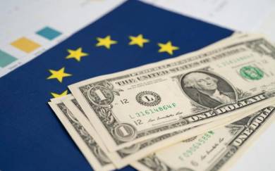 Currency Speculators drop Euro bets into bearish territory on interest rates & low growth